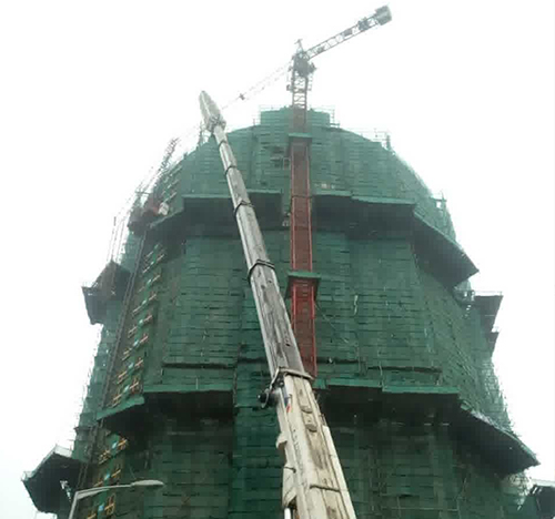 泸县吊车在工地上作业